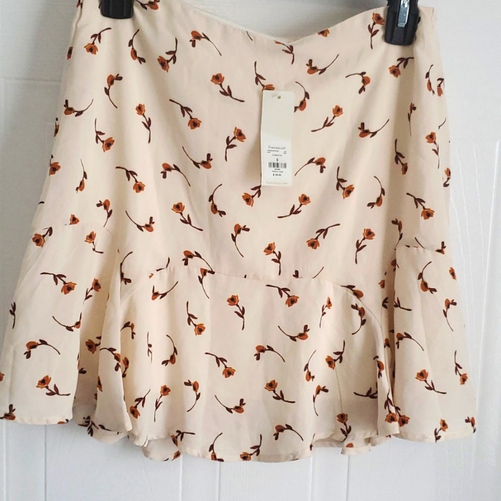 Francesca's  mini  skirt very pretty design NWT  size S